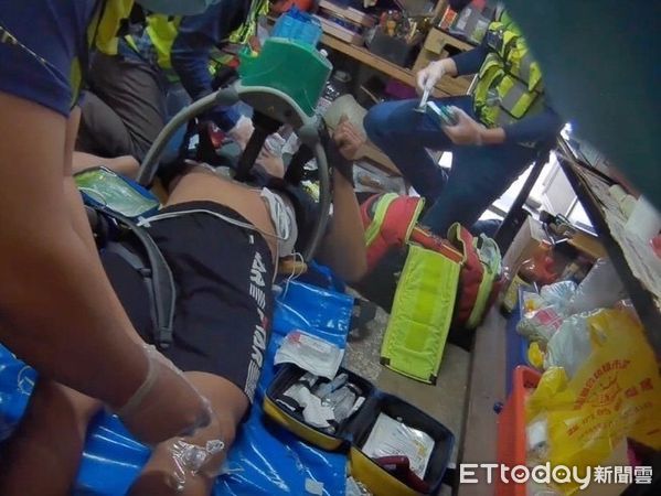 ▲▼救護人員實施CPR並使用AED，隨即於現場電擊5次，外籍男子於現場恢復自主呼吸及脈搏。（圖／花蓮縣消防局提供，下同）