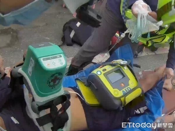 ▲▼救護人員實施CPR並使用AED，隨即於現場電擊5次，外籍男子於現場恢復自主呼吸及脈搏。（圖／花蓮縣消防局提供，下同）