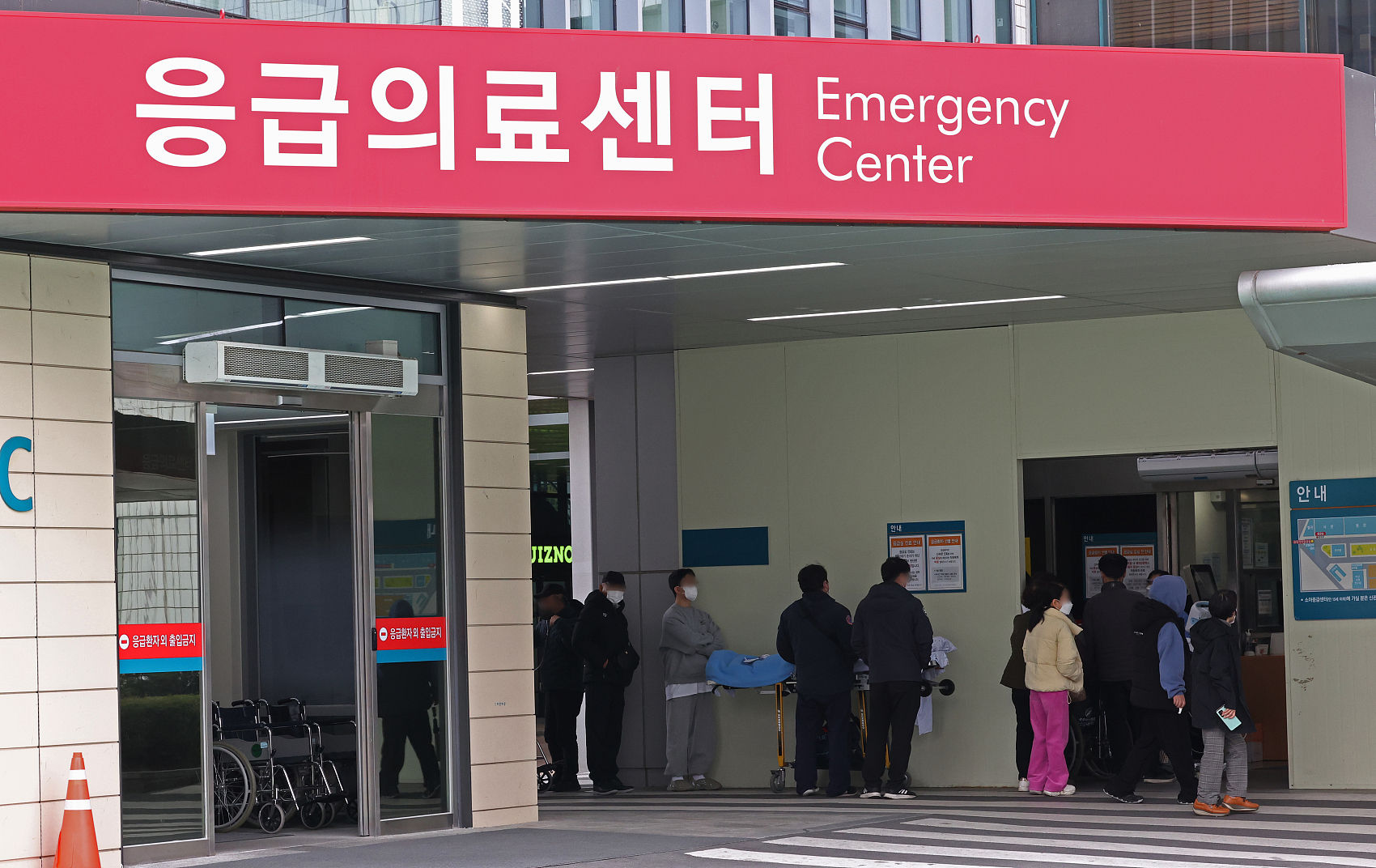 ▲▼南韓首爾某大型醫院急診室門口前排滿等候接受治療的患者。（圖／CFP）