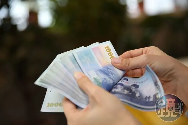 有位公務員近日在「Dcard」論壇po文，提到自己存了不少錢，有想要提早退休的念頭。（示意圖，本刊資料照）