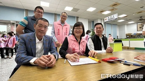 ▲無黨籍雲林縣議員黃美瑤今日在議長黃凱、副議長蔡咏鍀、縣議員曾博鴻及多名支持者陪同下完成虎尾鎮長補選登記。（圖／記者蔡佩旻攝）