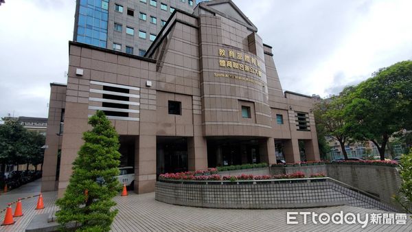 ▲▼             教育部體育署女子疑似工作糾紛，左手臂刀傷。（圖／記者黃彥傑攝）