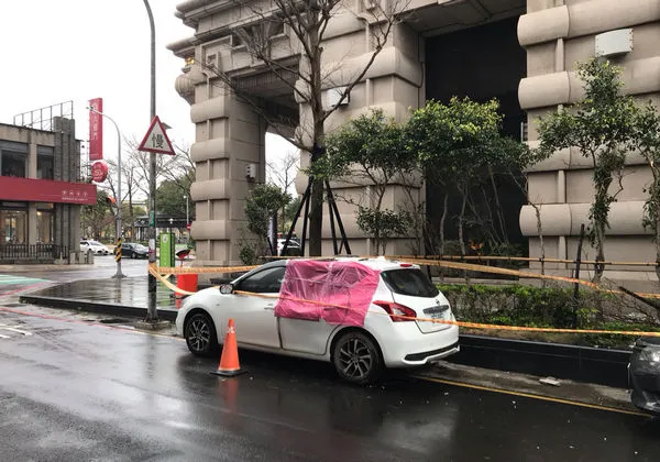 ▲大樓磁磚砸毀路旁車輛,桃園建管處說明