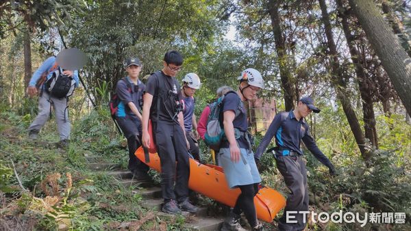 ▲▼救難人員使用SKED搬運器材將患者搬運下山。（圖／記者蔡文淵翻攝）