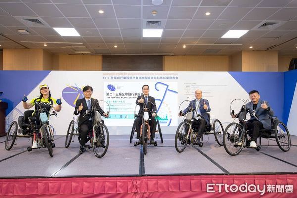 ▲左起手搖車微電影女主角何欣茹、經濟部產業技術司司長邱求慧、經濟部主任秘書楊志清、自行車中心白政忠董事長與尚殷公司總經理黃嘉祥，上台親身體驗手搖車2.0。（圖／經濟部提供）