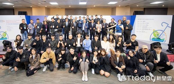 ▲第25屆全球自行車設計比賽獲獎設計師與科專成果代表及與會的長官與貴賓大合照。（圖／經濟部提供）