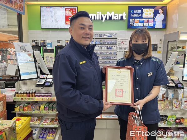 ▲▼             金城分局向超商店員頒發感謝狀。（圖／記者林名揚翻攝）