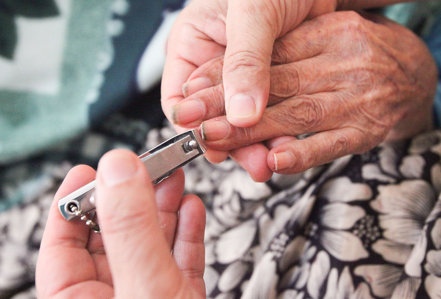 ▲▼南韓一名看護為老年癡呆患者剪指甲，卻因造成出血導致病患手指壞死截肢。（示意圖／CFP）