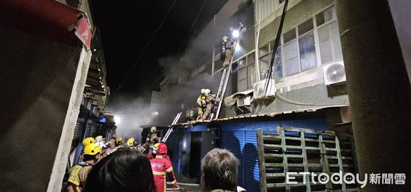 ▲▼台南市北門區透天厝火警，警消架梯救出受困母子4人。（圖／民眾提供）