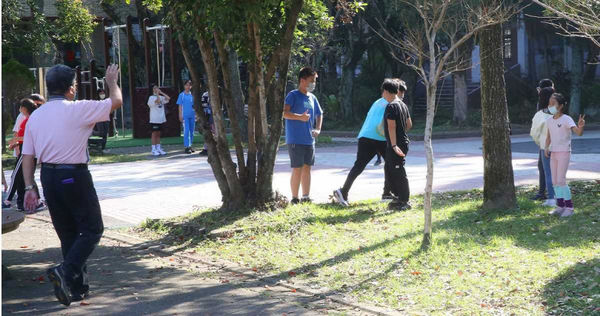 深坑火警臭氣熏天，嚴重影響雙北學生上課環境。（圖／報系資料庫）