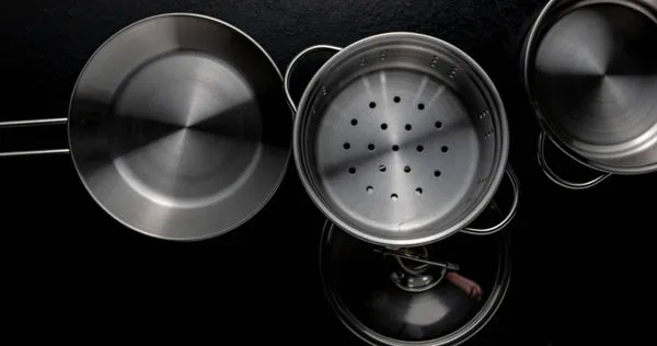 不鏽鋼製餐具及不沾鍋是不少家庭日常會使用的廚房用品。（圖／freepik）