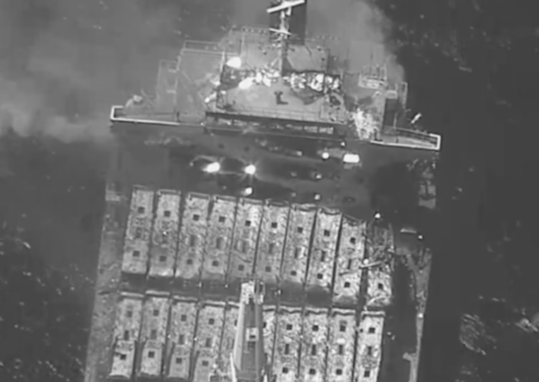 ▲▼商船「真實信心號」（M/V True Confidence）在紅海遭葉門叛軍襲擊。（圖／取自美國中央司令部）