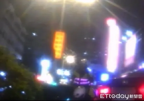 ▲員警見嫌犯困車陣立即破窗逮人。（圖／桃園警分局提供）