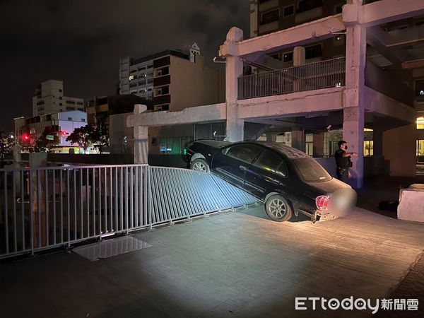 ▲市警保安大隊霹靂小組陳姓特警2人，追逐現逾檢註銷自小客車，雙方追逐至中正路與康樂街口，對方不慎撞上路邊柵欄差點翻車，警方機警上前緝獲「四條通」黃姓通緝犯。（圖／記者林東良翻攝，下同）