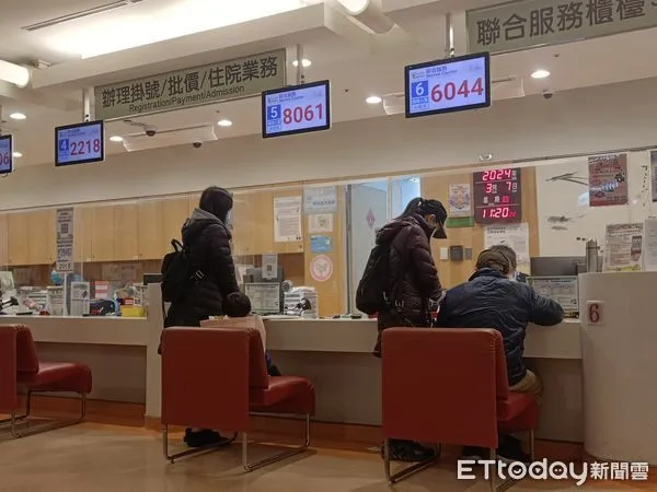 ▲▼醫院掛號費解除上限，多家醫院同步調漲。圖為台大兒童醫院掛號批價櫃檯，民眾繳費情形。（圖／記者湯興漢攝）