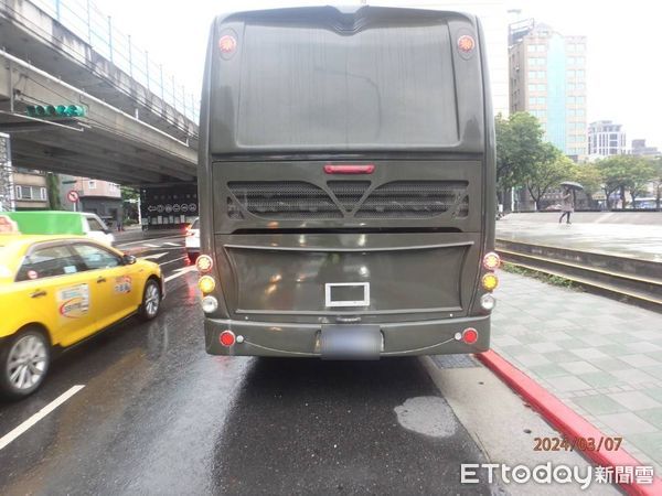 ▲▼整車「星星、梅花」赴立院備詢遇車禍，國防部緊急派小巴轉送。（圖／記者邱中岳翻攝）