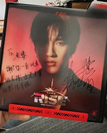 ▲▼婁峻碩在專輯上屬名「老婆」送給焦凡凡。（圖／翻攝自Instagram／fan0914fan）