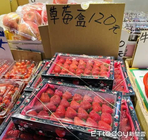 ▲草莓價格再降。（圖／記者楊惠琪攝）