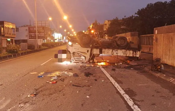 ▲小貨車在宜市東港路一段不慎撞死橫越馬路行人，車翻而駕駛也昏迷插管中。（圖／讀者提供）