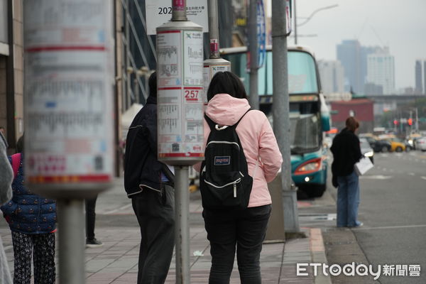 ▲▼台北車站,站前,公車站,公車,天氣,濕冷,冷氣團。（圖／記者謝盛帆攝）