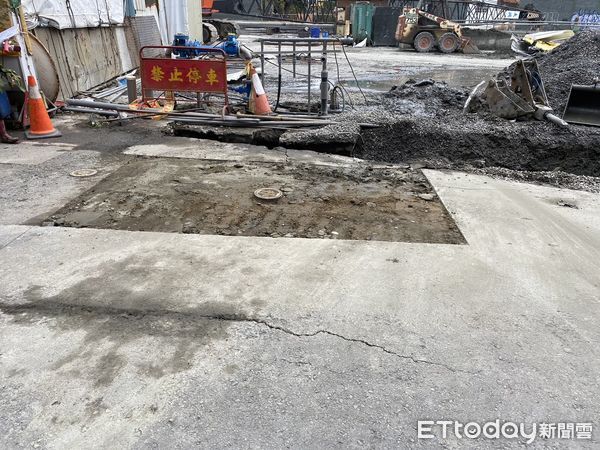 ▲皇龍建設位於中西區五妃街與西門路口的建築工地，6日傍晚因連續壁施工過程中不慎造成路面塌陷，工務局獲報後立即前往現場處理。（圖／記者林東良翻攝，下同）