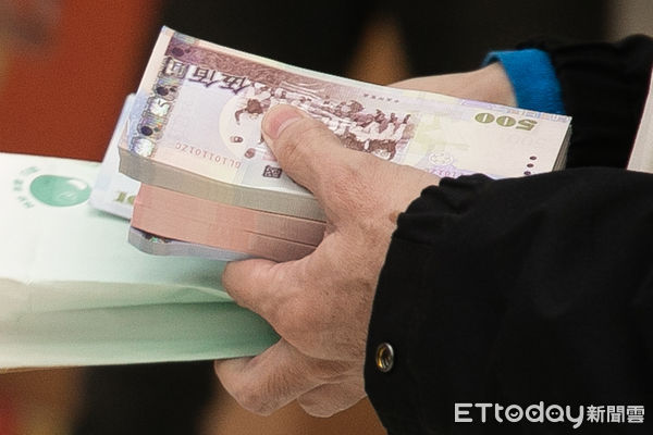 ▲▼現金,消費,經濟,市場,鈔票,購物,買賣,存款,收入,花費。(圖/記者周宸亘攝)