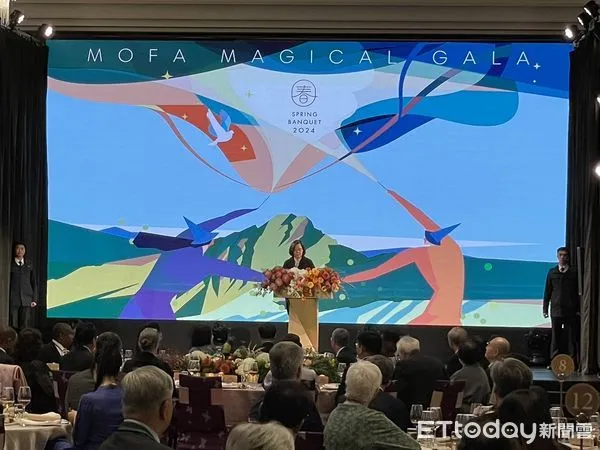 ▲▼外交部長吳釗燮、總統蔡英文出席「113年外交部新春聯歡晚會」。（圖／記者陶本和攝）