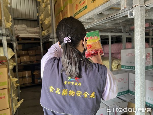 ▲蘇丹紅風暴！台塑食品麻辣鍋底醬等10款醬料也中鏢，遭下架停用。（圖／台中市政府提供）