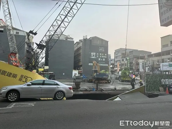 ▲台南市議會國民黨團接獲民眾陳情，五妃街住戶憂心自家成為台北大直建案受災戶第二，黨團要求台南市政府勿讓業者繼續施工，保障住家和學生上下學安全。（圖／記者林東良翻攝，下同）