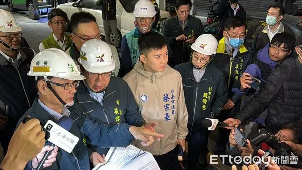 ▲台南市長黃偉哲7日一抵國門後，立刻偕副市長趙卿惠及葉澤山前往五妃街視察，議員蔡宗豪也到場關心。（圖／記者林東良翻攝，下同）