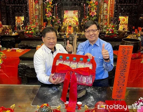 ▲台鹽公司總經理陳世輝（右）與鎮瀾宮副董事長鄭銘坤，共持台塩海洋鹼性離子水大甲媽聯名祈福瓶過爐，祈求遶境活動順利。（圖／記者林東良翻攝，下同）