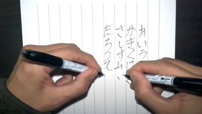 日本「書寫二刀流YouTuber」　左右手同時開攻寫字整齊又漂亮