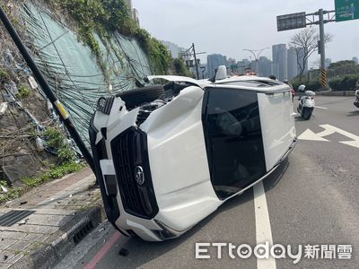 淡水男開車撞人行道側翻路中　駕駛嚇壞自脫困：精神不濟釀禍