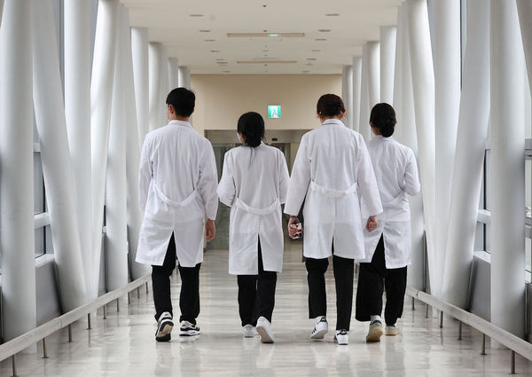 ▲▼南韓首爾一家醫院的醫護人員行走。（圖／路透）