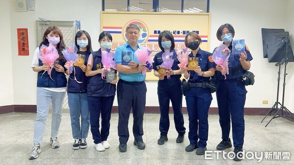 ▲東港警分局長林志弘致贈女警及志工玫瑰花、美白面膜            。（圖／記者陳崑福翻攝）