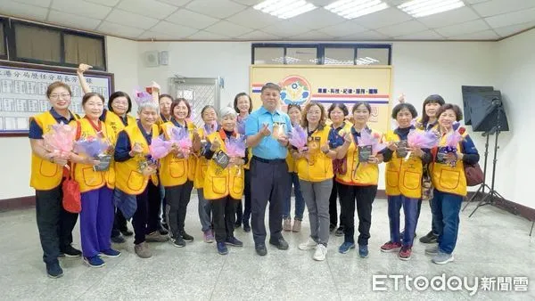 ▲東港警分局長林志弘致贈女警及志工玫瑰花、美白面膜            。（圖／記者陳崑福翻攝）