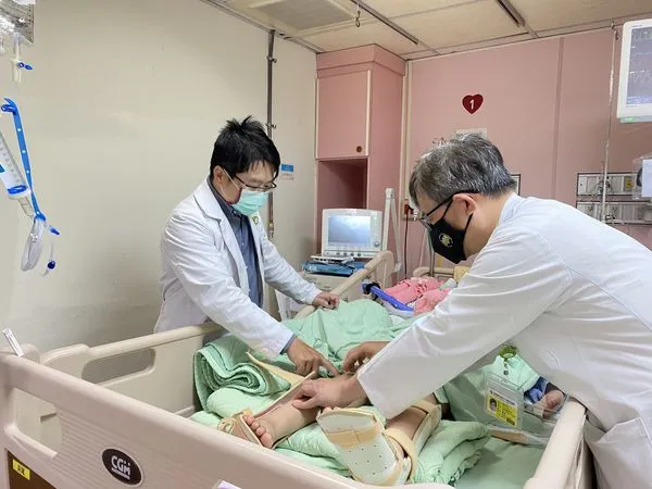 ▲主治醫師神經外科醫師辛明泰（左）為10小姊姊測試腳部反射反應。（圖／彰化秀傳醫院提供）