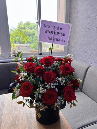 ▲▼范雲收到韓國瑜婦女節花束。（圖／范雲國會辦公室提供）
