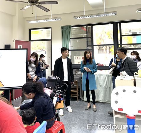 ▲台南市議員蔡宗豪，聯絡大光國小校長及家長會長，以及教育局特教中心主任，前往視察，希望為大光國小和有同樣困境的學校，爭取更多經費及師資。（圖／記者林東良翻攝，下同）