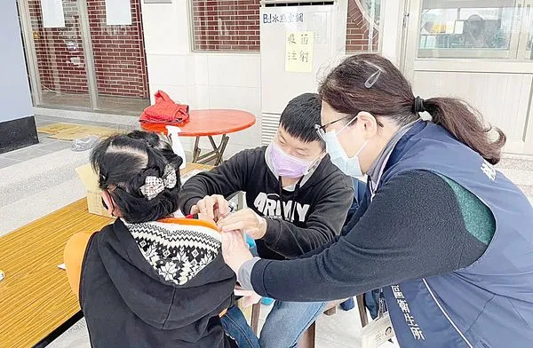 ▲桃市衛生局在全市13行政區土地公誕辰期間開設新冠疫苗接種站，鼓勵長者就近接種。（圖／衛生局提供）