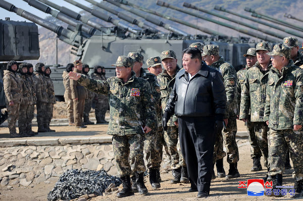 ▲▼金正恩7日視察北韓人民軍炮擊訓練現場。（圖／路透，下同）