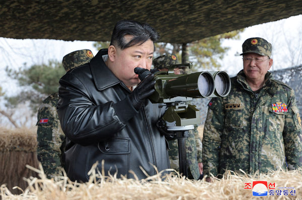 ▲▼金正恩7日視察北韓人民軍炮擊訓練現場。（圖／路透）