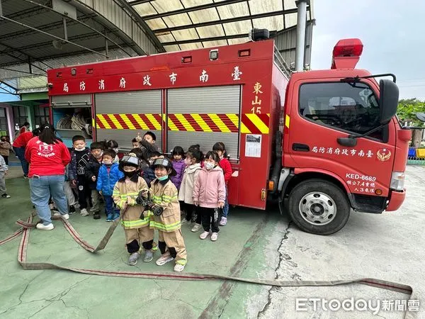 ▲台南市消防局第一救災救護大隊東山分隊，8日上午前往領袖學院慈仁幼兒園實施防火、防災宣導。（圖／記者林東良翻攝，下同）