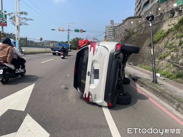 ▲▼曾男精神不濟自撞，車輛側翻卡路中央             。（圖／記者戴上容翻攝）