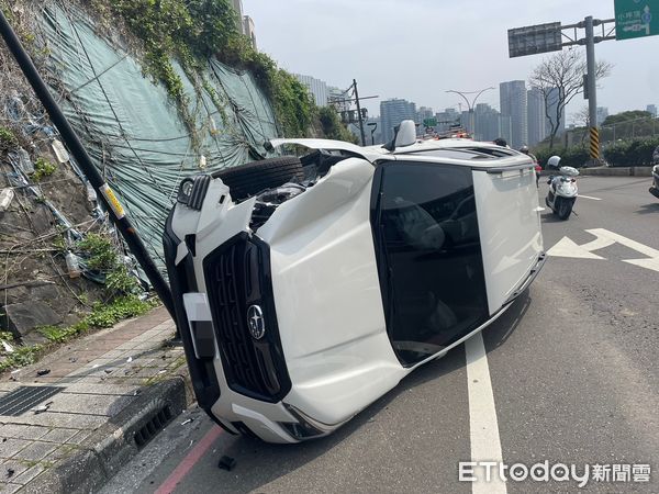 ▲▼曾男精神不濟自撞，車輛側翻卡路中央             。（圖／記者戴上容翻攝）