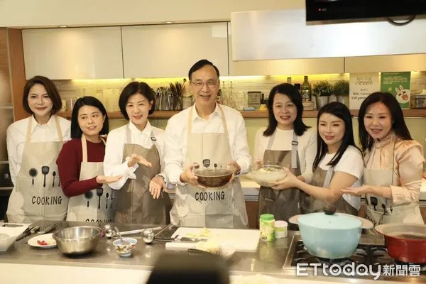 ▲▼     朱立倫與黨籍女性立委一同餐加「38婦女節，煮一碗好湯！ 溫暖性別、女性自主」活動  。（圖／國民黨文傳會提供）