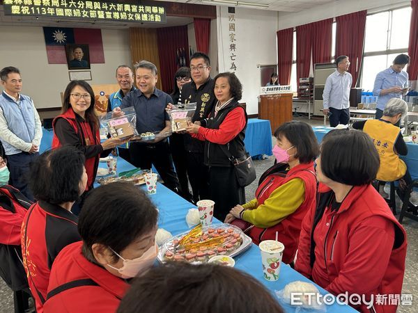 ▲雲林縣警察局長李建民呼應提倡「今日的性別平等，共創永續的明日」，特選有「花之女王」稱號之「玫瑰」致贈女性同仁。（圖／記者蔡佩旻攝）