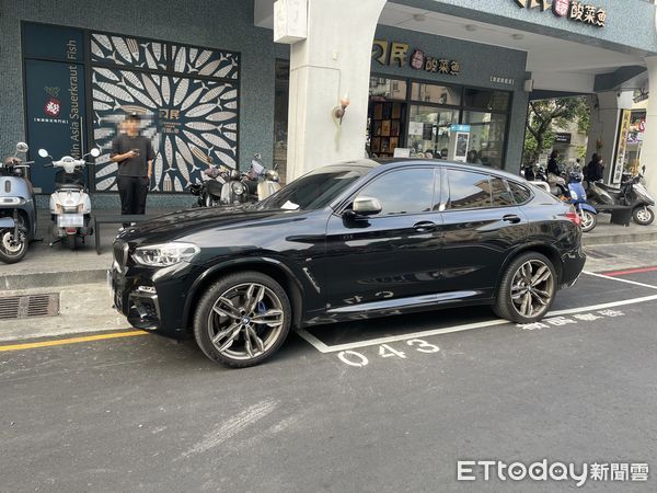 ▲1輛BMW雖然停在停車格內，但因車頭前懸超出車位外，仍被開單告發。（圖／警方提供）