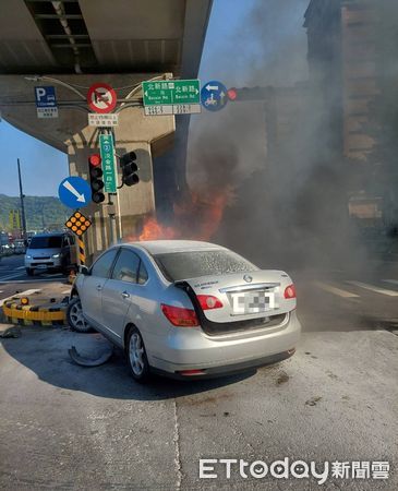 ▲▼淡水車輛自撞後火燒車             。（圖／記者戴上容翻攝）