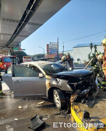 ▲▼淡水車輛自撞後火燒車             。（圖／記者戴上容翻攝）